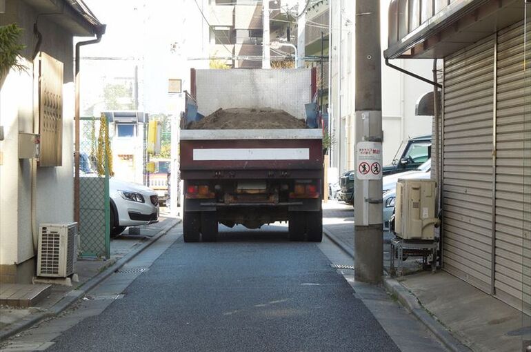 住宅密集地にトラックで荷物を運搬する際の注意点は？