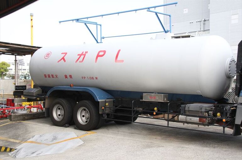 バルク車とタンクローリーの違いとは